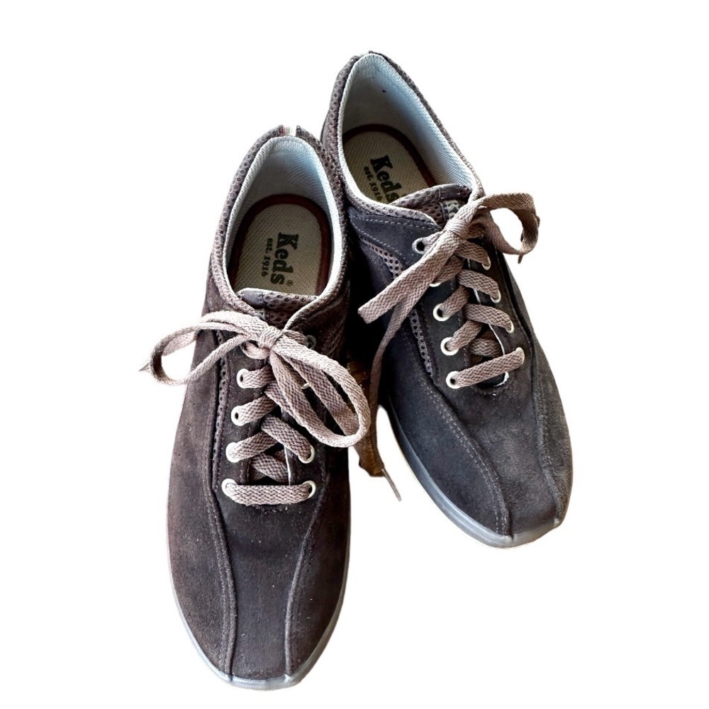KEDS, WOMENS, BROWN SUEDE, LACE-UP SNEAKERS. IN VERY GOOD CONDITION. SIZE 9